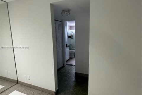 Condo in Hallandale Beach, Florida, 1 bedroom  № 1860607 - photo 8