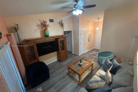 House in Davenport, Florida 3 bedrooms, 191.1 sq.m. № 1936253 - photo 10