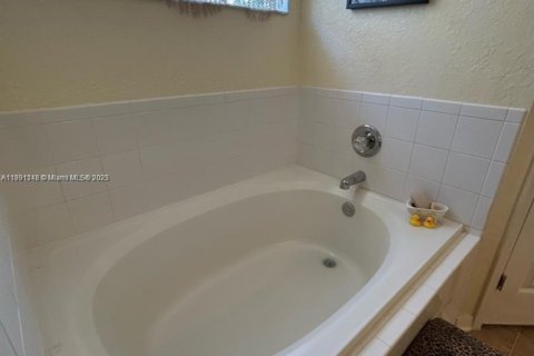 House in Davenport, Florida 3 bedrooms, 191.1 sq.m. № 1936253 - photo 18