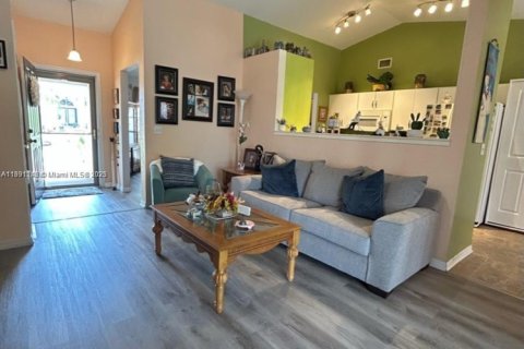 House in Davenport, Florida 3 bedrooms, 191.1 sq.m. № 1936253 - photo 17