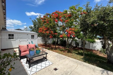 House in Davenport, Florida 3 bedrooms, 191.1 sq.m. № 1936253 - photo 21