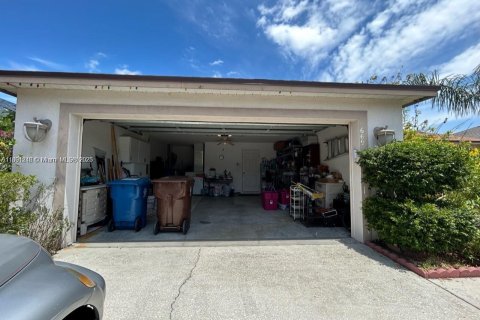 House in Davenport, Florida 3 bedrooms, 191.1 sq.m. № 1936253 - photo 5