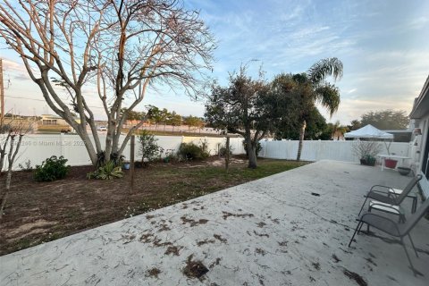 House in Davenport, Florida 3 bedrooms, 191.1 sq.m. № 1936253 - photo 30