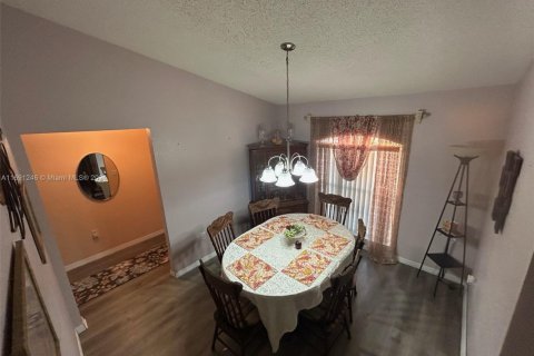 House in Davenport, Florida 3 bedrooms, 191.1 sq.m. № 1936253 - photo 7