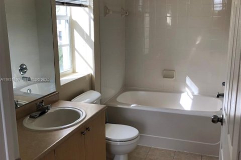 Condo in Hollywood, Florida, 2 bedrooms  № 1990384 - photo 17