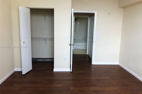 Condo in Hollywood, Florida, 2 bedrooms  № 1990384 - photo 13