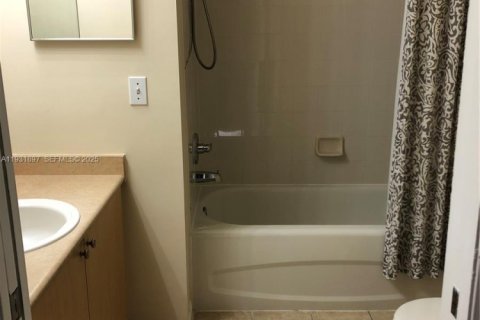 Condo in Hollywood, Florida, 2 bedrooms  № 1990384 - photo 10