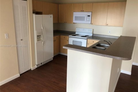 Condo in Hollywood, Florida, 2 bedrooms  № 1990384 - photo 6