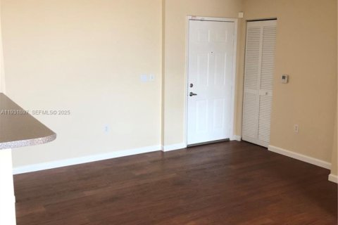 Condo in Hollywood, Florida, 2 bedrooms  № 1990384 - photo 9