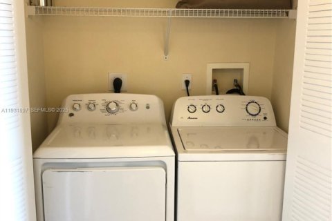 Condo in Hollywood, Florida, 2 bedrooms  № 1990384 - photo 19