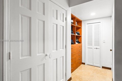 Condominio en alquiler en Miami, Florida, 3 dormitorios, 181.16 m2 № 2017658 - foto 8