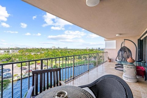 Condominio en alquiler en Miami, Florida, 3 dormitorios, 181.16 m2 № 2017658 - foto 15