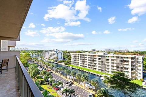 Condominio en alquiler en Miami, Florida, 3 dormitorios, 181.16 m2 № 2017658 - foto 16