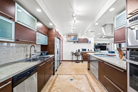 Condominio en alquiler en Miami, Florida, 3 dormitorios, 181.16 m2 № 2017658 - foto 3