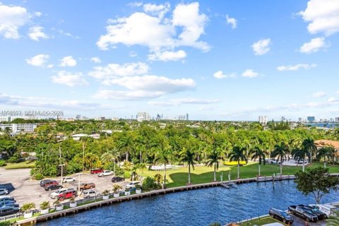 Condominio en alquiler en Miami, Florida, 3 dormitorios, 181.16 m2 № 2017658 - foto 26