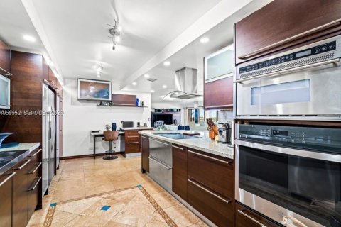 Condominio en alquiler en Miami, Florida, 3 dormitorios, 181.16 m2 № 2017658 - foto 4