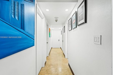 Condominio en alquiler en Miami, Florida, 3 dormitorios, 181.16 m2 № 2017658 - foto 9