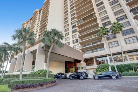 Condominio en alquiler en Miami, Florida, 3 dormitorios, 181.16 m2 № 2017658 - foto 23