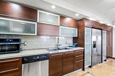 Condominio en alquiler en Miami, Florida, 3 dormitorios, 181.16 m2 № 2017658 - foto 2