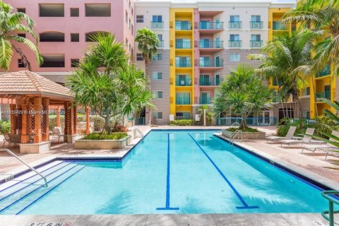 Condo in South Miami, Florida, 2 bedrooms № 1970859 - photo 1