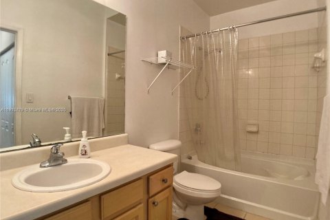 Condo in South Miami, Florida, 2 bedrooms № 1970859 - photo 13