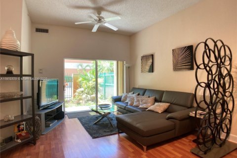 Condo in South Miami, Florida, 2 bedrooms № 1970859 - photo 7