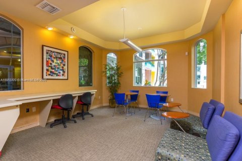 Condo in South Miami, Florida, 2 bedrooms № 1970859 - photo 3