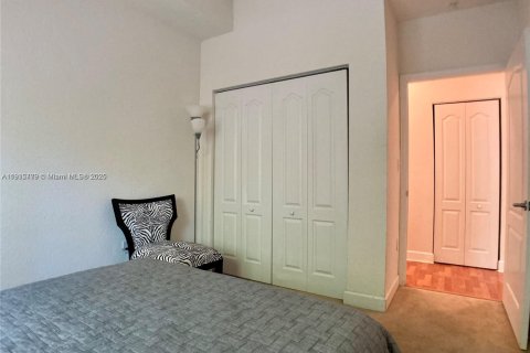 Condo in South Miami, Florida, 2 bedrooms № 1970859 - photo 11