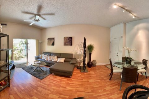 Condo in South Miami, Florida, 2 bedrooms № 1970859 - photo 6
