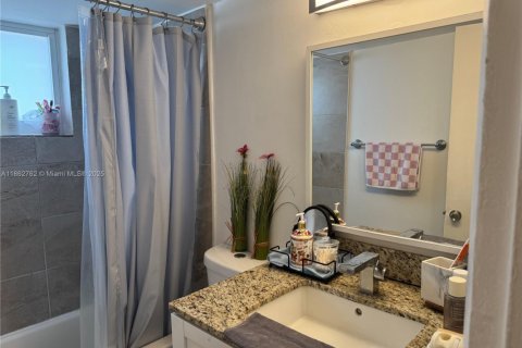 Condo in North Miami Beach, Florida, 1 bedroom  № 1890959 - photo 11