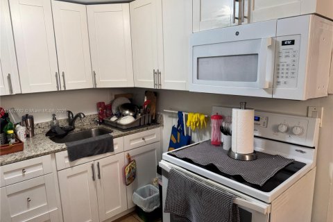 Condo in North Miami Beach, Florida, 1 bedroom  № 1890959 - photo 16