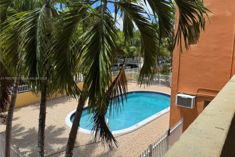 Condo in North Miami Beach, Florida, 1 bedroom  № 1890959 - photo 1