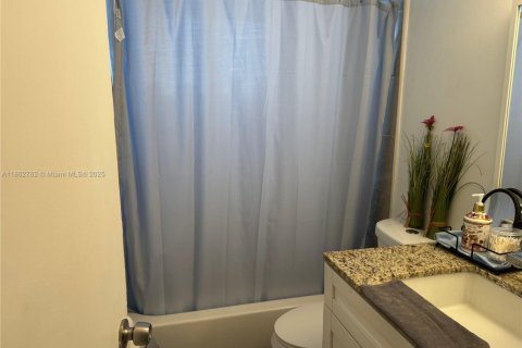 Condo in North Miami Beach, Florida, 1 bedroom  № 1890959 - photo 10