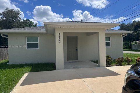 Casa en alquiler en Fort Myers, Florida, 4 dormitorios № 1988335 - foto 2
