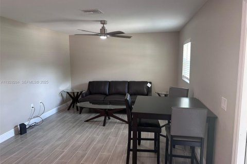 Casa en alquiler en Fort Myers, Florida, 4 dormitorios № 1988335 - foto 3