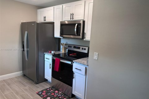 Casa en alquiler en Fort Myers, Florida, 4 dormitorios № 1988335 - foto 8