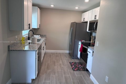 Casa en alquiler en Fort Myers, Florida, 4 dormitorios № 1988335 - foto 4