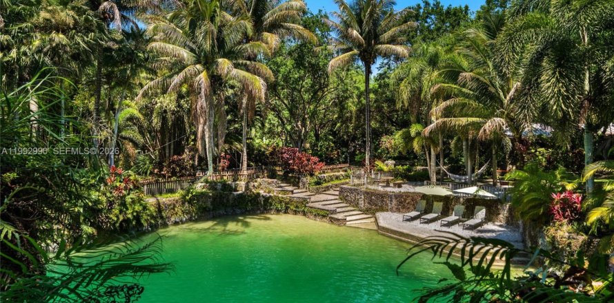 Land in Miami, Florida № 2060239