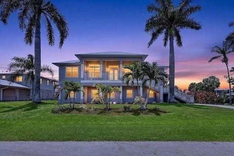 House in Punta Gorda, Florida 3 bedrooms, 205.69 sq.m. № 2321120