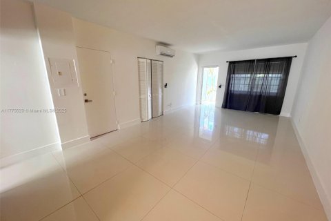 Condo in Miami Beach, Florida  № 2021678 - photo 11