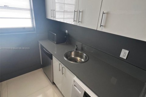 Condo in Miami Beach, Florida  № 2021678 - photo 4