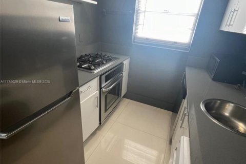 Condo in Miami Beach, Florida  № 2021678 - photo 3