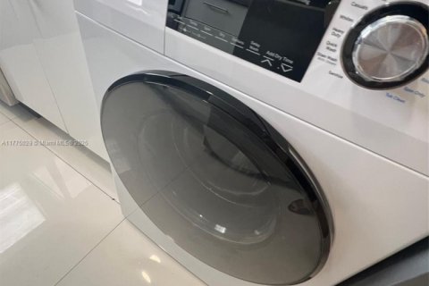 Condo in Miami Beach, Florida  № 2021678 - photo 6