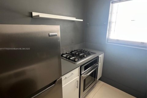 Condo in Miami Beach, Florida  № 2021678 - photo 5