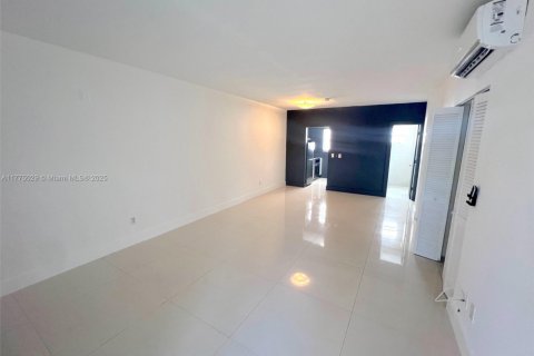 Condo in Miami Beach, Florida  № 2021678 - photo 12