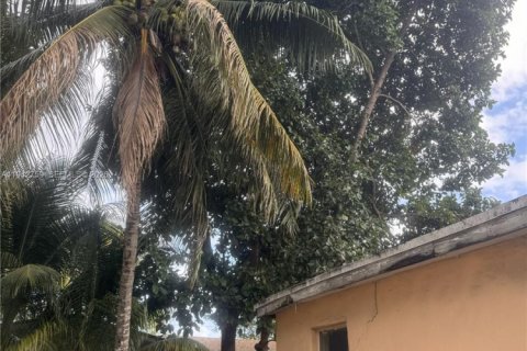 Casa en venta en Miami, Florida, 5 dormitorios, 170.2 m2 № 2000133 - foto 2