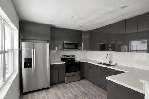 Villa ou maison à louer à Hollywood, Floride: 2 chambres, 213.12 m2 № 2084285 - photo 5