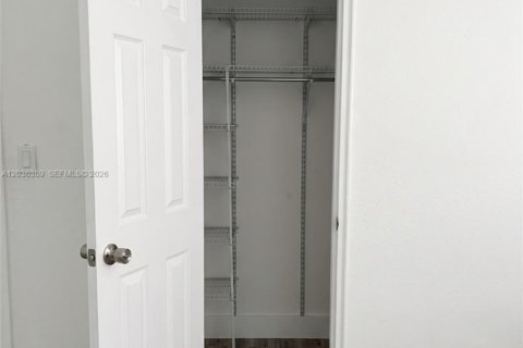 Villa ou maison à louer à Hollywood, Floride: 2 chambres, 213.12 m2 № 2084285 - photo 7