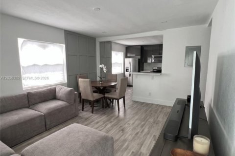 Villa ou maison à louer à Hollywood, Floride: 2 chambres, 213.12 m2 № 2084285 - photo 3