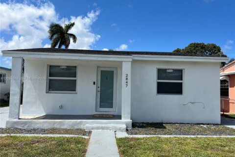 Villa ou maison à louer à Hollywood, Floride: 2 chambres, 213.12 m2 № 2084285 - photo 2